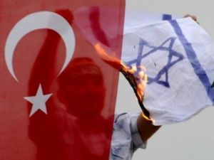 متظاهر يحرق علما اسرائيليا خلف علم تركي في 5 حزيران/يونيو في اسطنبول