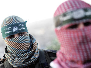 مقاتلان من كتائب عز الدين القسام الجناح العسكري لحركة حماس 