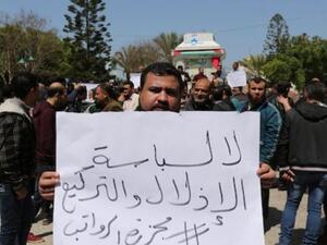 اقتطاع نحو 30 في المائة من رواتب موظفي السلطة في قطاع غزة