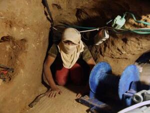 شاب فلسطيني بأحد الأنفاق الواصلة بين قطاع غزة المحاصر ومصر