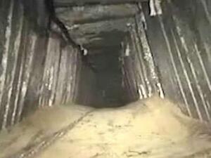 الكشف عن نفق اجتاز الجدار الأمني تحت معبر كرم أبو سالم