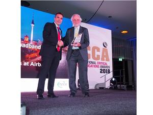 خلال تسليم الجائزة.