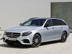 ستتوفر E-Class واجن بجميع محركات عائلة E-Class التي تشمل E200 و E200d و E220 و E220d و   E250 و E400 مع خيار الدفع الرباعي و E43 التي توفر نفس الخيار