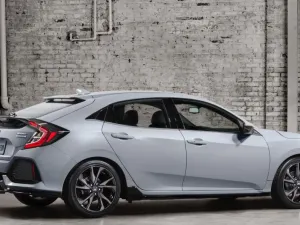 تتوفر سيفيك هاتشباك بخمسة فئات مختلفة هي LX, EX, EX-L, Sport و Sport Touring