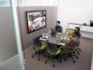 غرفة الاجتماعات السريعة huddle room هي قاعة مؤتمرات صغيرة الحجم مجهزة بتكنولوجيا الاتصال بالصوت والفيديو التي تمكن فِرَق العمل التي يصل عددها إلى إلى خمسة أو ستة أفراد من الاجتماع والتعاون في العمل