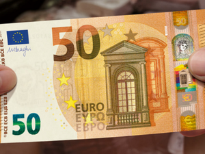 تأتي ورقة الخمسين يورو في إطار سلسلة أوراق "يوروبا" النقدية الجديدة، التي تتضمن أنماطا معمارية من التاريخ الأوروبي