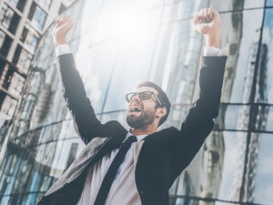 يعكس النجاح الحالي رحلة كفاح طويلة بدئها أولئك الرجال لتحقيق أهدافهم الشخصية وكذلك المساهمة بشكل إيجابي في تطور الدول التي عاشوا بها وشهدت كفاحهم ونجاحهم