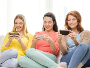 معظم المستخدمين لا يستطيعون التوقف عن متابعة الإخطارات والتنبيهات التي تصل إلى جوالاتهم الذكية من مختلف المواقع ووسائل التواصل الاجتماعي