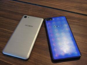 يأتي A5 LED ليتيح للمستخدمين التعبير عن تميزهم بتصميم أنماط مبتكرة من الألوان على الغطاء الخلفي للهاتف