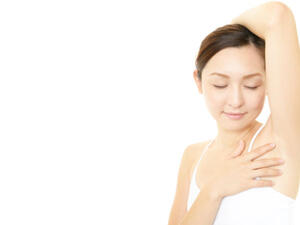 يعتبر التقشير من أهم العوامل التي تساهم في إزالة الجلد الميت
