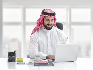 تباين أعمار العديد من روّاد الأعمال، ولم يعد أمراً مفاجئاً أن ترى رائد أعمال لم يتخرج من الثانوية العامة بعد، وآخر يحتفل بعيد ميلاده السبعين