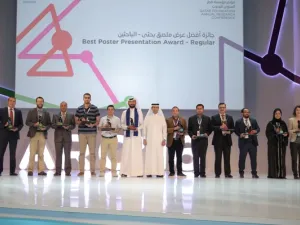 د. نبيل السالم، المدير التنفيذي لمكتب الاتصالات والإعلام في قطاع البحوث والتطوير في مؤسسة قطر يقدم جوائز أفضل عرض تقديمي لملصق