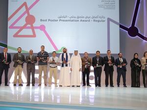 د. نبيل السالم، المدير التنفيذي لمكتب الاتصالات والإعلام في قطاع البحوث والتطوير في مؤسسة قطر يقدم جوائز أفضل عرض تقديمي لملصق