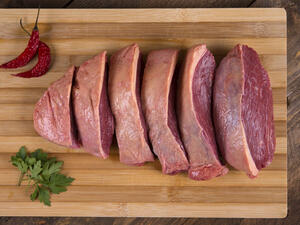 اللحوم البرازيلية... فاسدة للمرتديلا ورؤوس خنازير مطحونة للنقانق