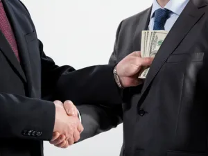 يجب على الحكومات أن تخلق بيئة آمنة تمكن المجتمع المدني والإعلام من محاربة الفساد والإبلاغ عنه