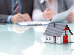 جميعنا يحلم بامتلاك منزل، لكن هناك العديد من العوامل التي تجبرنا على التريث في اتخاذ قرار مهم كهذا، منها على سبيل المثال كم من الوقت تفكر بالبقاء في المدينة التي ستشتري المنزل بها، وما هي التكاليف الشهرية لامتلاك منزل في تلك المدينة