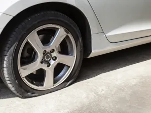 مهما كنت محترفاً للقيادة هناك حدود فيزيائية اذا تخطتها اي سيارة يصبح من المستحيل السيطرة عليها، فإذا انفجر الإطار عند سرعة تتراوح بين 80 و 90 كم/س سيكون الأمر أقل خطورة في حال وقوع الحادث
