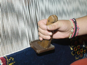 الآلات تسحب البساط من تحت صناعة السجاد اليدوي 