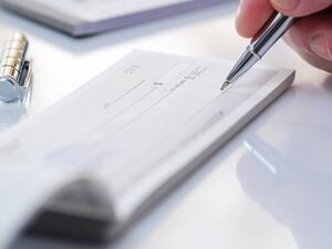 ينص قانون المعاملات التجارية الإماراتي على أن الشيك يجب أن يكون له مقابل أداء “في وقت” إصداره، أي ليس بتاريخ تقديمه للبنك