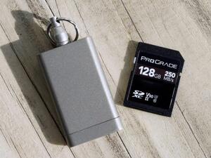 حافظة من التيتانيوم لحفظ بطاقات microSD