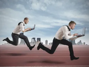 اعمل وكأنك لا تحتاج إلى المال. حبّ الآخرين وكأنك لم تتعرّض إلى الأذى في حياتك أبداً. ارقص وكأن لا أحد يراقبك