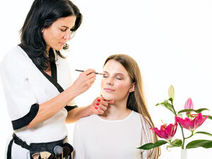 تحقق هذه المهنة أرباحاً كبيرة حيث تلقى إقبالاً من النساء اللاتي يردن خدمات التجميل وتصفيف الشعر والماكياج