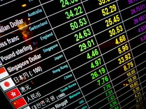تختلف الأسعار السياحية عن الأسعار الرسمية لأن الشركات التي تقدم خدمة الصرف بلا عمولة تعتمد على فروق أسعار الصرف للحصول على ثمن خدماتها