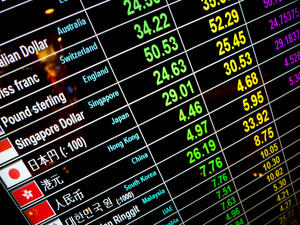 تختلف الأسعار السياحية عن الأسعار الرسمية لأن الشركات التي تقدم خدمة الصرف بلا عمولة تعتمد على فروق أسعار الصرف للحصول على ثمن خدماتها