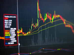ساهم العمل على إنشاء كيانات مصرفية عالمية المستوى على غرار بنك أبوظبي الأول التي يمكن لها أن تكون ذراعاً مالية ومصرفية يعتمد عليها في خدمة إستراتيجية الإمارة، في تعزيز مكانة الإمارة والدولة كمركز مالي عالمي