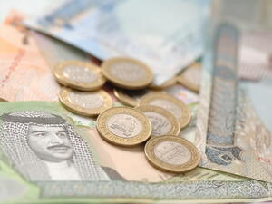 تحتاج البحرين، التي لا تمتلك ثروة نفطية ضخمة إلى تقليص الإنفاق الحكومي وفق المساعدات الخليجية المشروطة