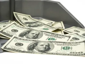 تراجع الدولار الأميركي من أعلى مستوى في سبعة أشهر 