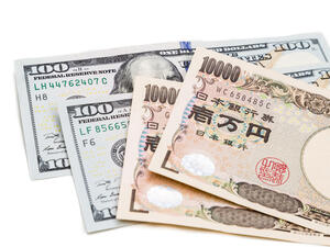 الدولار يتأرجح مقابل الين بعد تثبيت المركزي الياباني سعلا الفائدة 