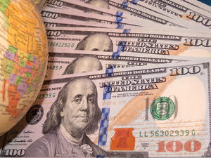 الدولار القوي يجبر بعض الدول على الهروب 