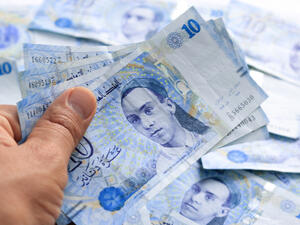 يعاني الاقتصاد التونسي من نسب نمو منخفضة (2.2 في المائة سنة 2017 و1 في المائة 2016) وبطالة مرتفعة