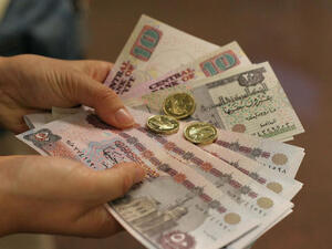 بلغ سعر الصرف 0002.‏7-0001.‏7 جنيه للدولار بالمقارنة مع 9957.‏6 جنيه عند إقفاله السابق أمس الثلاثاء بعد مزاد دوري للعملة الأجنبية باع فيه البنك المركزي المصري 9.‏38 مليون دولار للبنوك