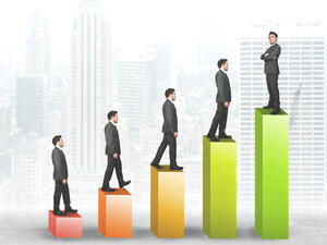 لا تنفرد برأيك تجاه فكرة شركتك المستقبلية، بل قم باستشارة الأهل والأصدقاء والخبراء في القرارات التي تنوى اتخاذها فى هذا الصدد