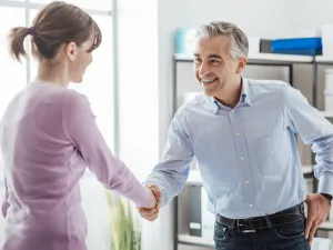 أفضل المدراء على الوصول الى نتائج ملموسة كي يتمكنوا من تحقيق الهدف الأكبر للشركة