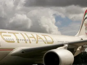 أشارت “الاتحاد للطيران” و “أليطاليا” إلى أنهما سوف تستمران في العمل عن كثب معاً، من أجل إكمال جميع جوانب الصفقة قبل حلول نهاية العام الحالي