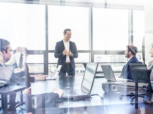 تتضمن القدرة على التخطيط الاستراتيجي كفاءات عدة، وهي أكثر من مجرد اتخاذ قرارات حول الأسواق والعملاء والأصول ونحوها
