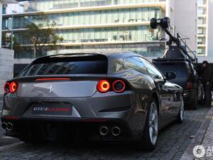 فيراري GTC4 Lusso تحافظ على الهوية التصميمة الخاصة بشقيقتها فيراري اف اف، ولكن مع حصولها على لمسات ثورية تضمن مصابيح أمامية عصرية وصادم أمام جديد وغطاء محرك بتصميم محدث وخطوط جانبية توفر أكبر قدر من الايروديناميكية