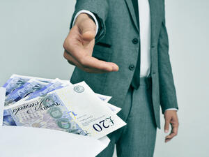 إذا كنت تحاول توفير المال عاداتك قد تعمل ضدك علي سبيل المثال إذا كنت ممن يتناولون الطعام خارجا مع أصدقائهم كل فترة وينفقون كل ما لديهم فعليك التقليل من تلك العادة 