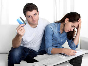 معظم الأزواج الذين يتشاركون أموالهم، قاموا في مرحلة معينة من حياتهم بخيانة مالية بحق شريك حياتهم، وأغلبهم كانت قد أثّرت هذه الخيانة على حياتهم المشتركة وعلاقتهم فيما بعد