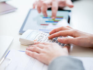 عندما يتعلق الأمر بالمال، كونك عازباً فيمكن أن يكون الأمر ذو فائدة،لأنه يجعل من عملية اتخاذ بعض القرارات المالية أكثر سهولة