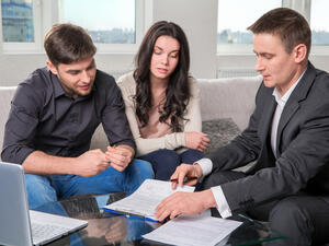 الطريقة الرئيسة للتحضير لعدم اليقين المالي في المستقبل، هو أن تكون هناك رقابة واضحة على النفقات الأسبوعية والشهرية مقارنة بحجم الدخل