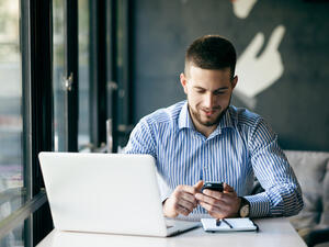 يجب أن تبدأ بالتفكير في التوفير للمستقبل بعمر مبكر، فكلما تقدمت بك السن تزداد نفقاتك ومسؤولياتك المالية، لذلك لا تغفل عن التوفير وأنت في العشرينات من العمر