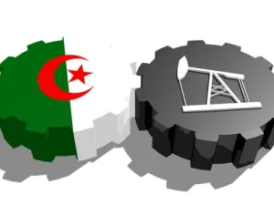 يشكل تراجع أسعار النفط مصدر تخوف للحكومة الجزائرية التي تعتمد بنسبة 95 في المائة في تمويل خططها الاقتصادية ومختلف المشاريع الاجتماعية، على العائدات البترولية التي جنبت البلاد أزمات اجتماعية