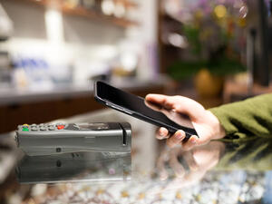 تحتل دولة الإمارات المرتبة الأولى بين الاقتصادات الإقليمية التي تتحرك بسرعة بعيداً عن النقد