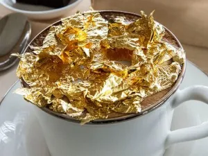 يمكن العثور على هذه القهوة على مستوى اللوبي في فندق أرماني الواقع في برج خليفة -الأعلى في العالم-، وتم تصميم الفندق بوحي من مصمم الزياء الأسطوري جورجيو أرماني