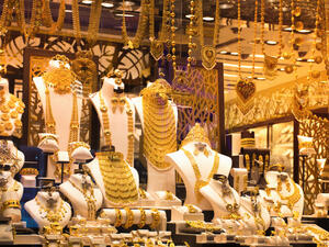 كان تجار التجزئة في الإمارات يبيعون الذهب عيار 24 قيراطًا مقابل 159.50 درهمًا للغرام اعتبارًا من الساعة 10.40 صباحًا يوم الاثنين