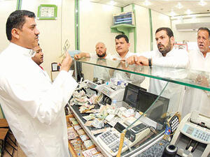 أكثر العملات التي يتم تبديلها خلال موسم العمرة الطويل، هي الدولار واليورو والجنيه الاسترليني والجنيه المصري والليرة التركية والروبية الإندونيسية